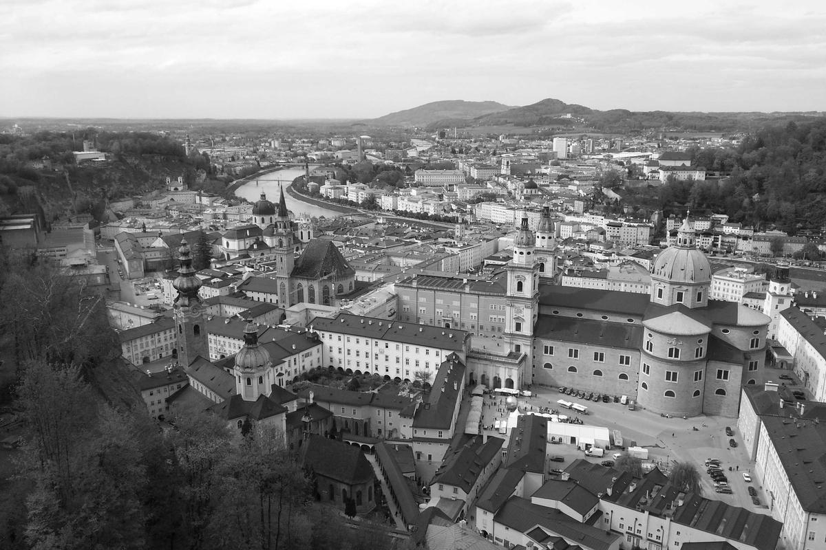 Kaleidoskop Gadget 2025: Persaingan Smartphone Premium, Comeback Merek Lama & Dominasi AI