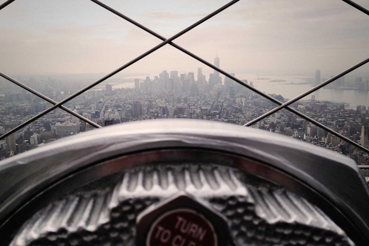 Kaleidoskop Gadget 2025: Persaingan Smartphone Premium, Comeback Merek Lama & Dominasi AI