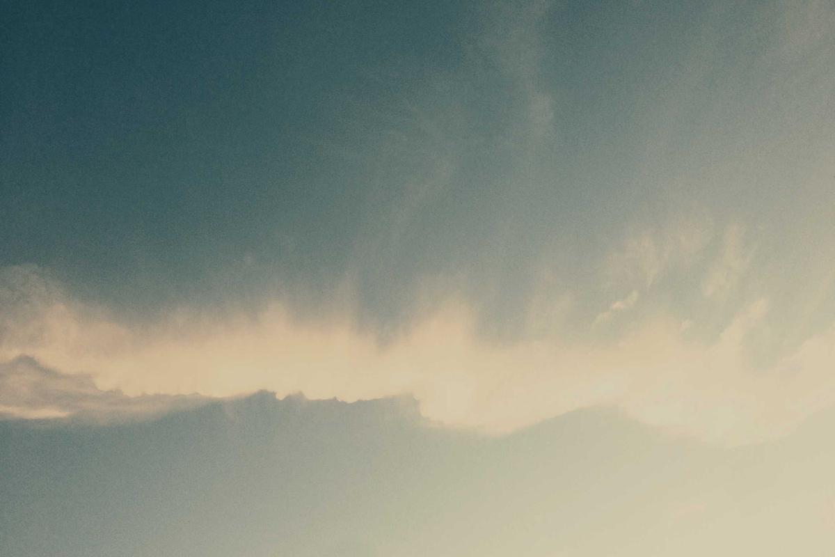 Kaleidoskop Gadget 2025: Persaingan Smartphone Premium, Comeback Merek Lama & Dominasi AI