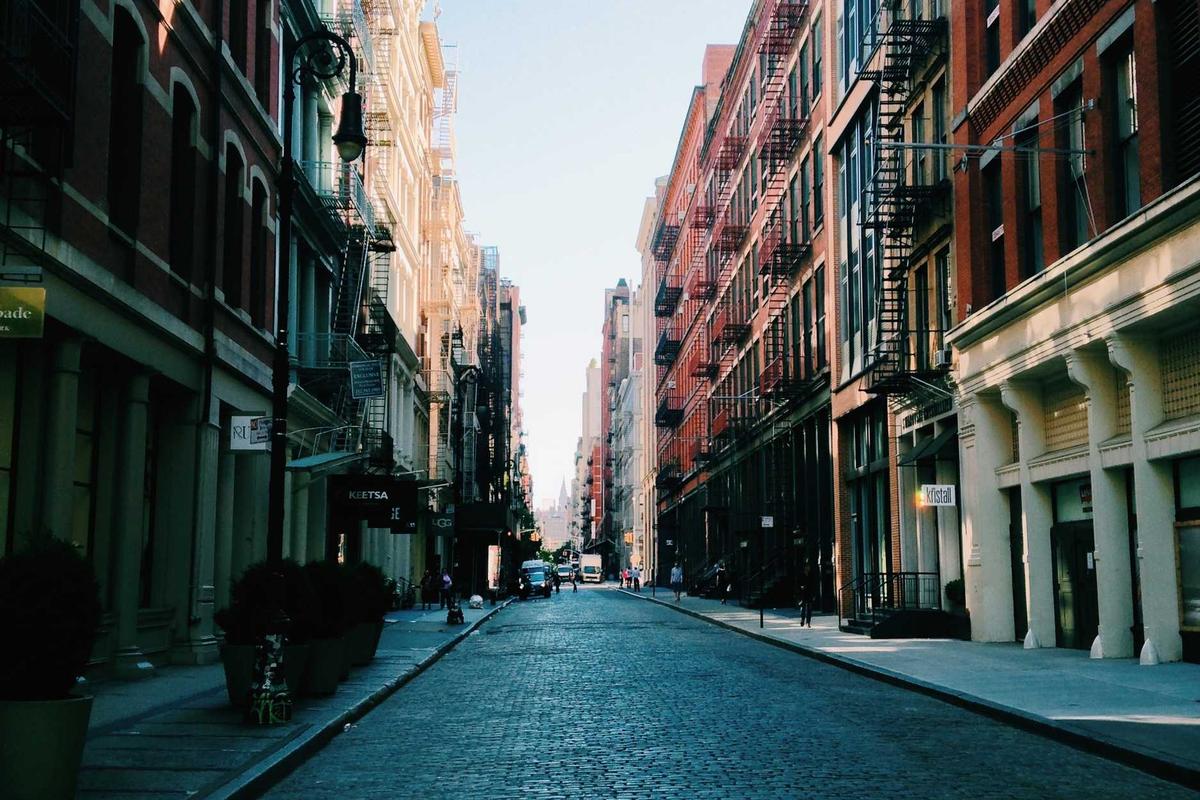 Kaleidoskop Gadget 2025: Persaingan Smartphone Premium, Comeback Merek Lama & Dominasi AI